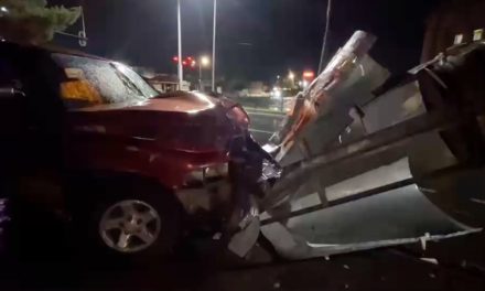 Conductor abandona su camioneta tras chocar contra un tótem publicitario en Venustiano Carranza
