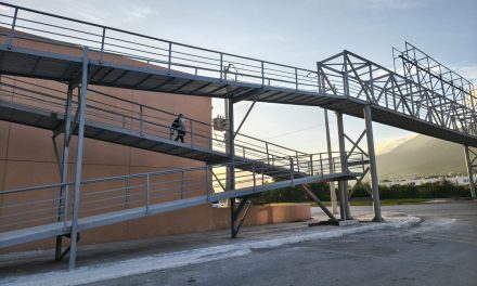 Concluye instalación de puente peatonal en Emilio Arizpe de la Maza
