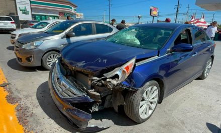 Se registra accidente en el cruce de Isidro López y LEA en Saltillo