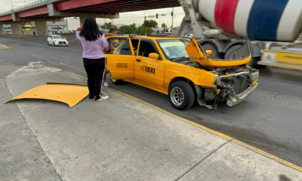Se registra accidente entre camioneta y taxi en Saltillo