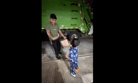 Niño conmueve las redes al sorprender a trabajadores de la basura con latas de aguas como agradecimiento