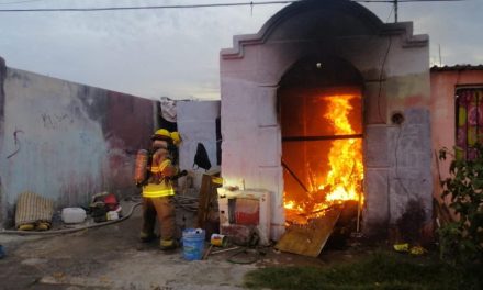 Incendio en casa abandonada moviliza a Bomberos en Ramos Arizpe