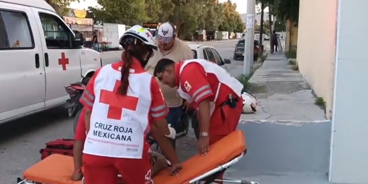 Canino se atraviesa y provoca caída de motociclista en Parras