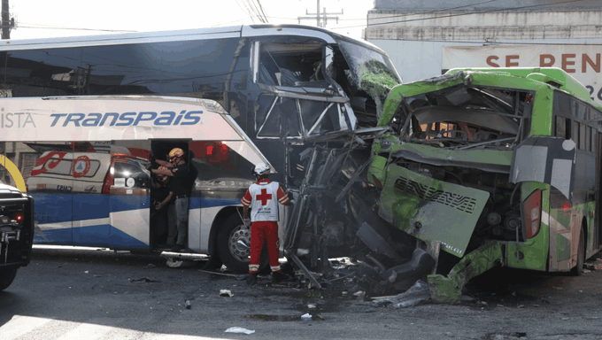 Choque de camiones en el centro de Monterrey deja tres prensados