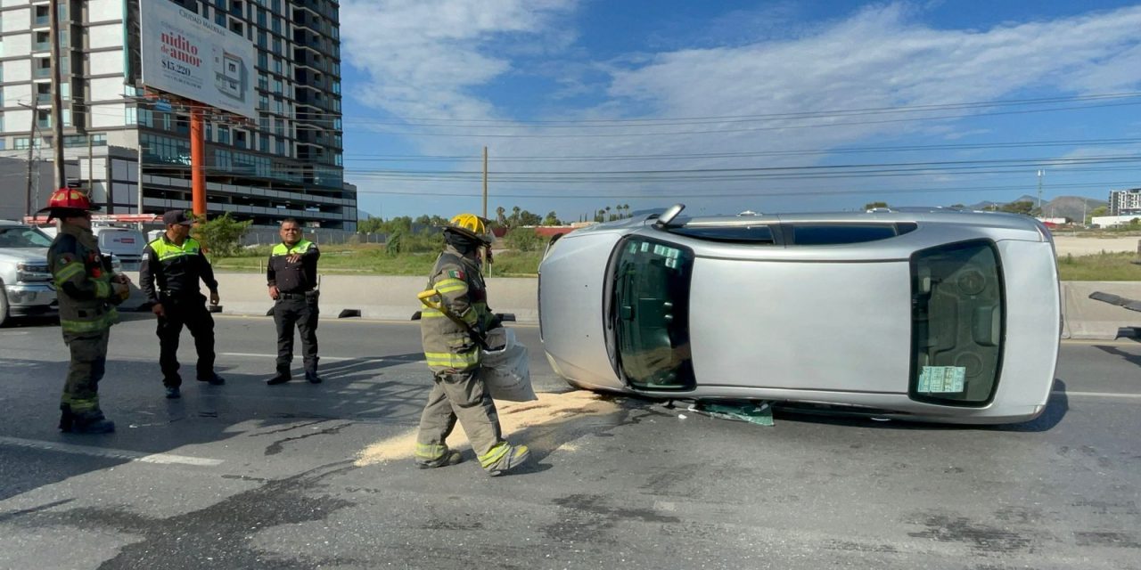 Mujer vuelca tras chocar contra muros de concreto en Saltillo