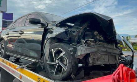 Se pasa el rojo y ocasiona un accidente al norte de Saltillo