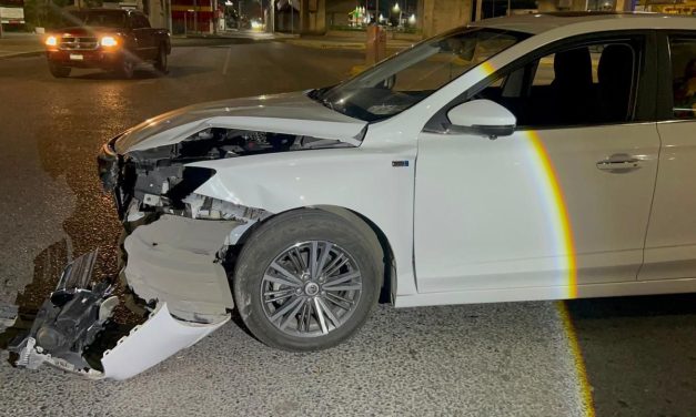 Confusión en semáforo provoca accidente en el Distribuidor Vial El Sarape