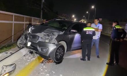 Derriba poste tras choque al norte de Saltillo