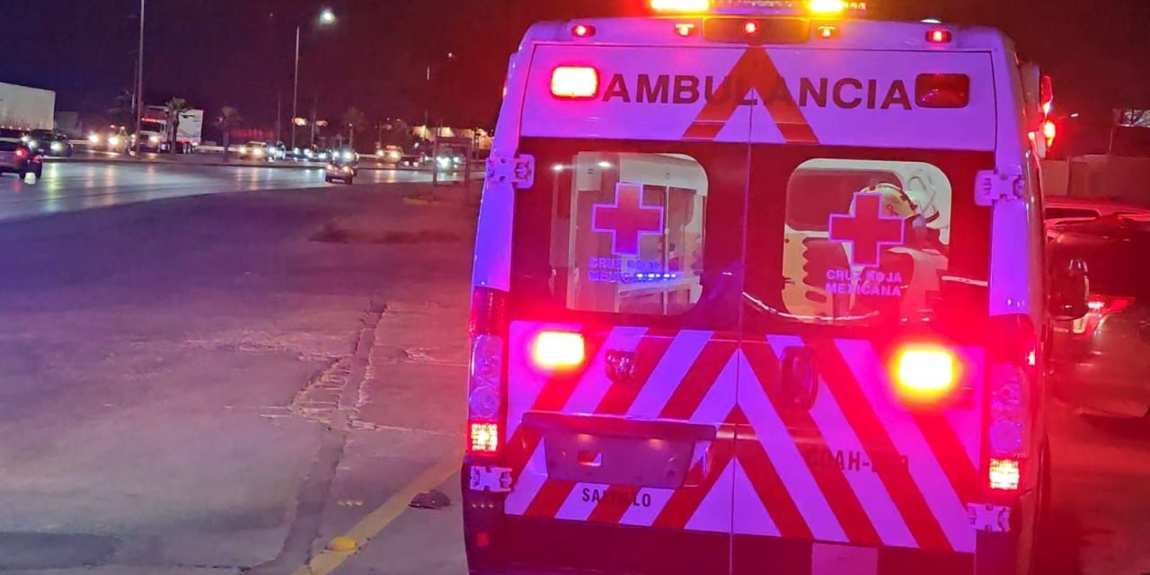 Ebrio destroza su automóvil tras chocar contra un semáforo en Saltillo