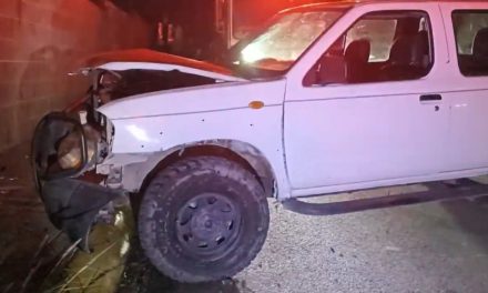 Saltillo: Ebrio choca contra autobús y luego contra una barda