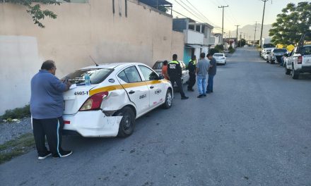 Un motociclista fue impactado por un taxi al poniente de Saltillo