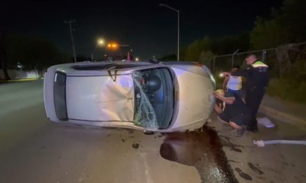 Falla en dirección provoca volcadura en Ampliación Morelos