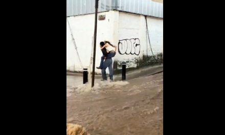 Gesto romántico en Jalisco: Joven carga a su novia para cruzar una calle inundada por las lluvias