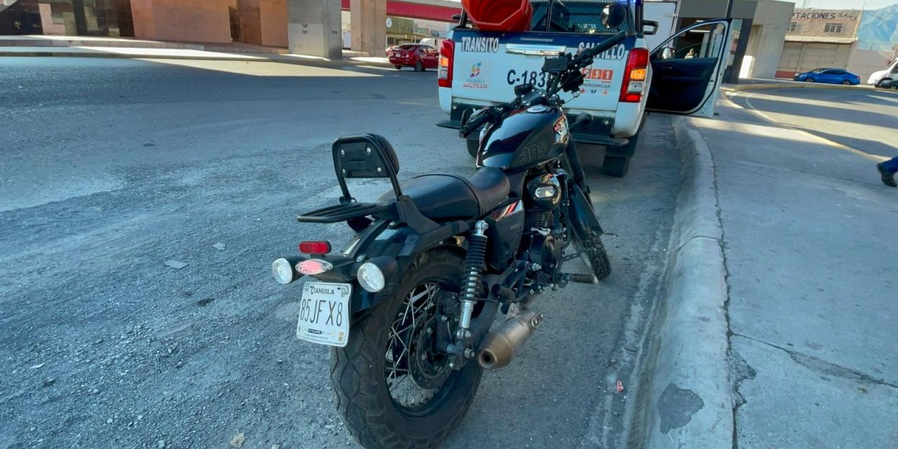Vehículo de carga ligera le pega a motocicleta debajo de ‘El Sarape’