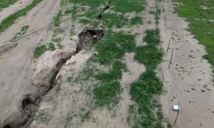 Acordonan grieta de 200 metros en ejido Tierras Prietas de Arteaga