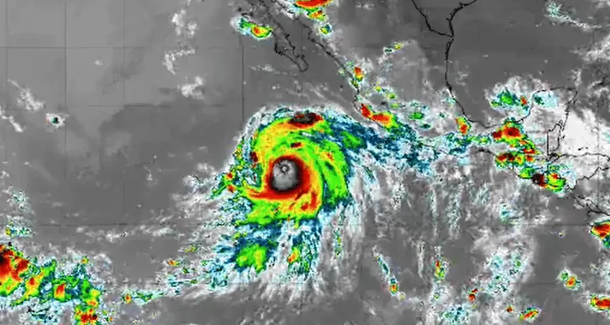 Se intensifica el huracán Genevieve a categoría cinco; es el primer ciclón que alcanza la máxima escala en la temporada