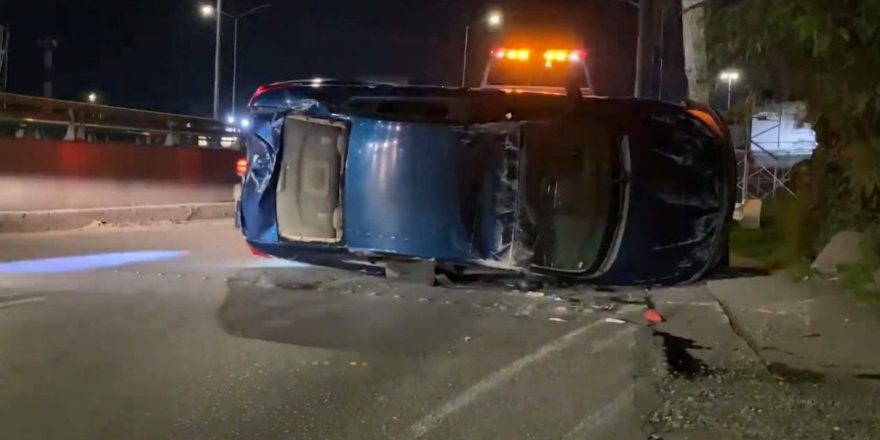 Conductor huye tras volcar su coche frente a la colonia Villa Universidad
