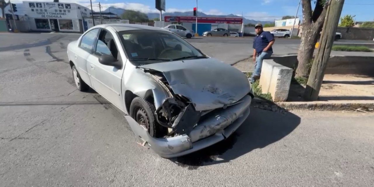 Conductor ignora luz roja y provoca choque en Saltillo