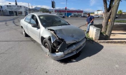 Conductor ignora luz roja y provoca choque en Saltillo