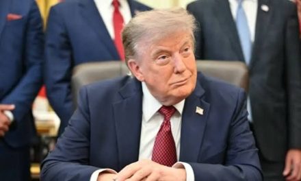 Amaga Trump con aranceles a México por lechugas contaminadas
