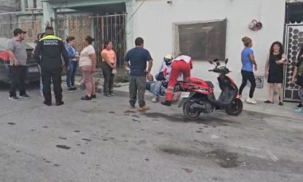 Intenta estacionarse y provoca choque con motociclista en Saltillo