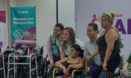 Alcalde de Saltillo entrega aparatos ortopédicos