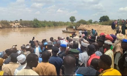 Desaparecen decenas de personas tras naufragio en río de Nigeria