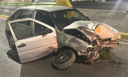 Joven choca contra la base de un puente tras perder el control en Paseo de la Reforma