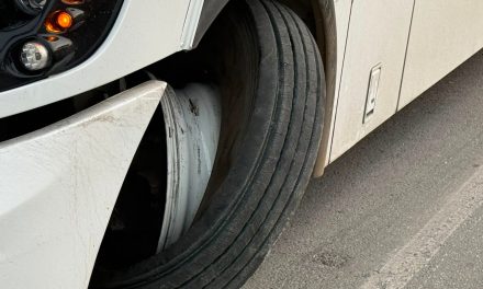 Transporte de personal sufre la pérdida de una llanta en Saltillo