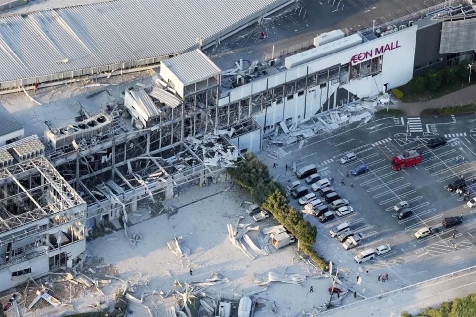 Golpea terremoto de 7.1 el sur de Japón y deja atrapado a cientos de personas en centro comercial
