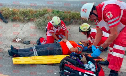 Motociclista resulta lesionado tras ser golpeado por camioneta en la carretera a Torreón