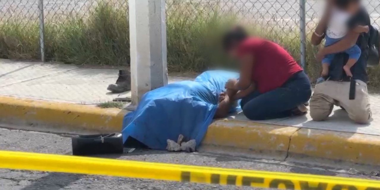 Motociclista muere tras perder el control e impactarse contra un poste al norte de Saltillo