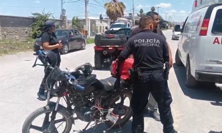 Motociclista resulta lesionado tras impactarse con una camioneta en Parras