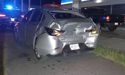Hombre no vio el semáforo a tiempo y provocó fuerte choque por alcance