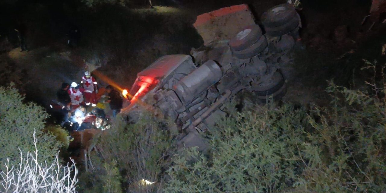 Trailero cae a un barranco tras salir de la carretera Parras-General Cepeda