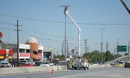 Rehabilitan luminarias del bulevar Pape en la ciudad de Monclova