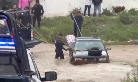 Rescata Policía Saltillo a automovilista que era arrastrado por la lluvia
