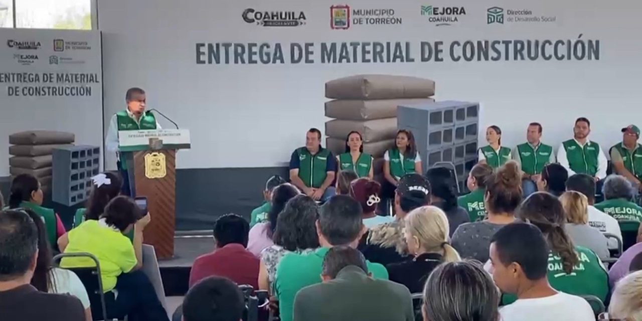 Riquelme entrega materiales de construcción