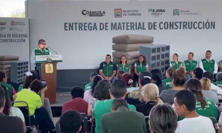 Riquelme entrega materiales de construcción