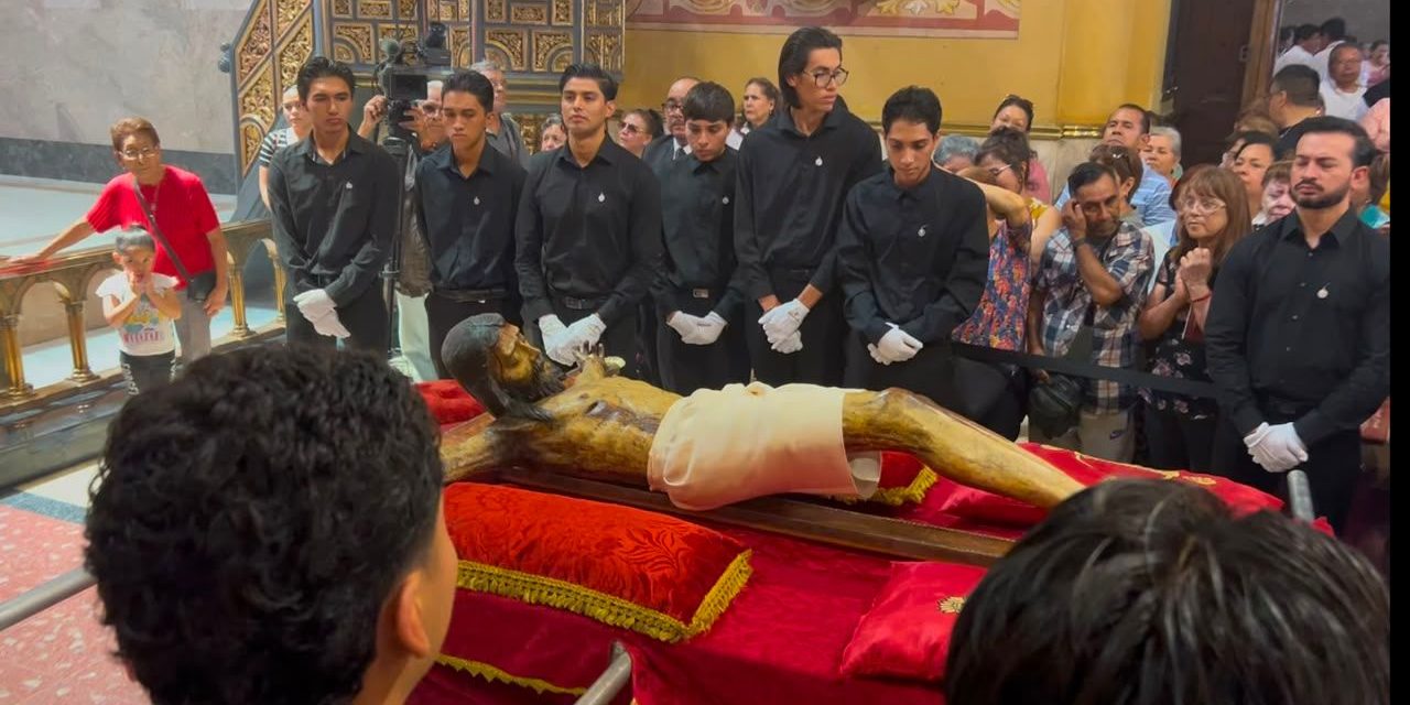 Desciende el Santo Cristo de la Capilla