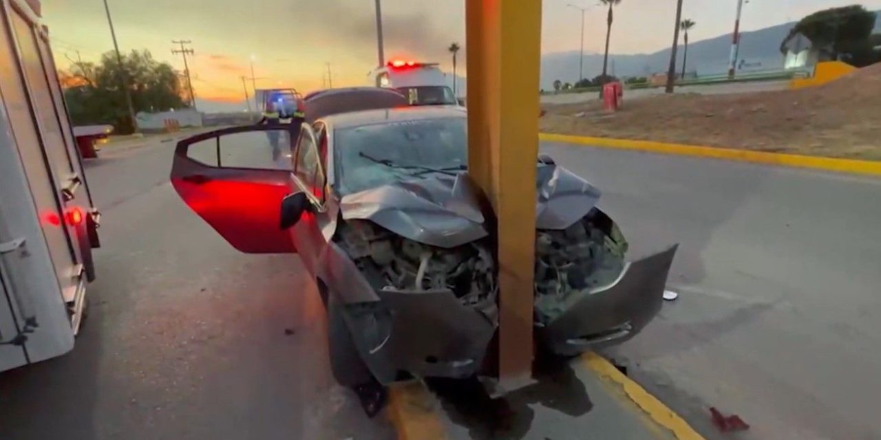 Se duerme y lesiona a su pasaje en Saltillo