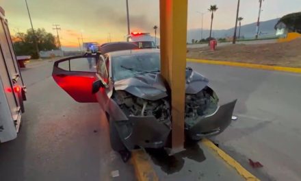 Se duerme y lesiona a su pasaje en Saltillo