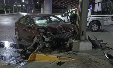 Se estrella contra columna de concreto en Saltillo