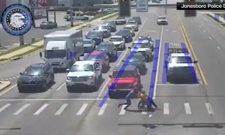 Héroe de carne y hueso: ‘Spiderman’ detiene su camino para ayudar a persona en silla de ruedas