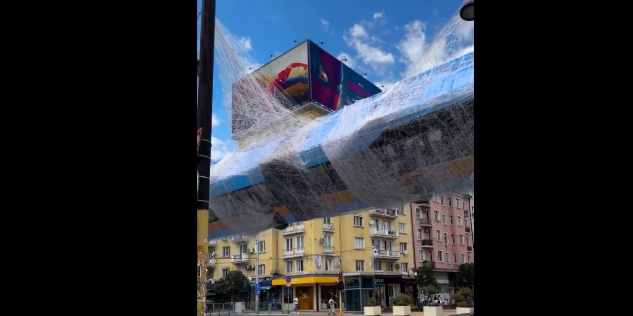 Una enorme telaraña cubre un edificio en Bulgaria para promocionar Spider-Man: Brand New Day