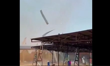 Potente tornado arrasa obra en construcción y desata pánico en Indonesia