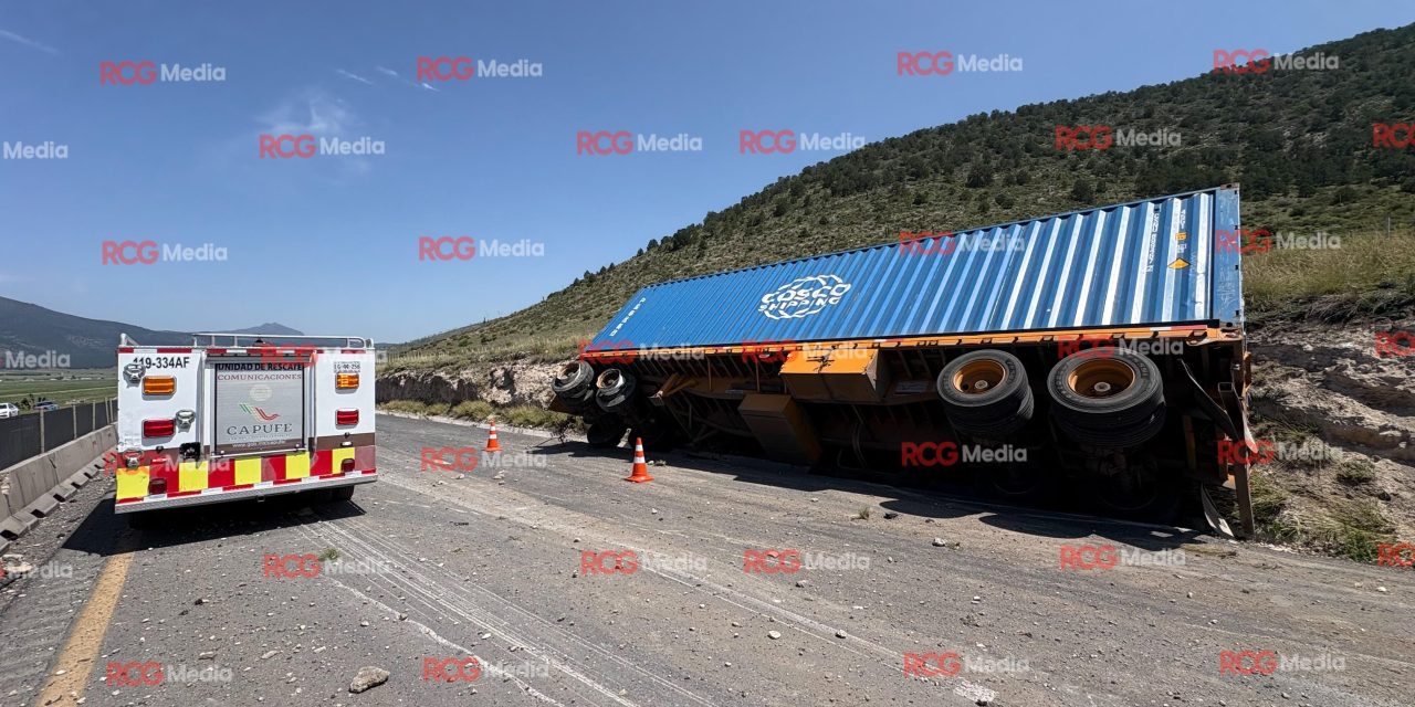 Transporte de carga sufre volcadura en la carretera 57