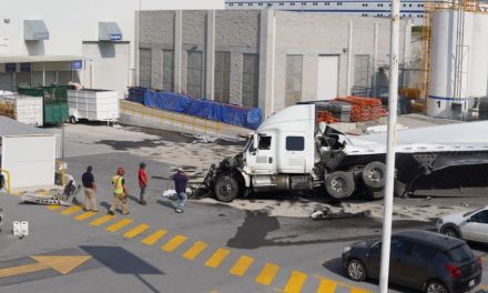 Trailero dormita y cae más de 10 metros hacia una empresa en Ramos Arizpe