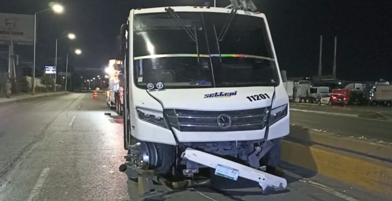 Saltillo:  Se estrella contra los muros, operador de autobús dormitó