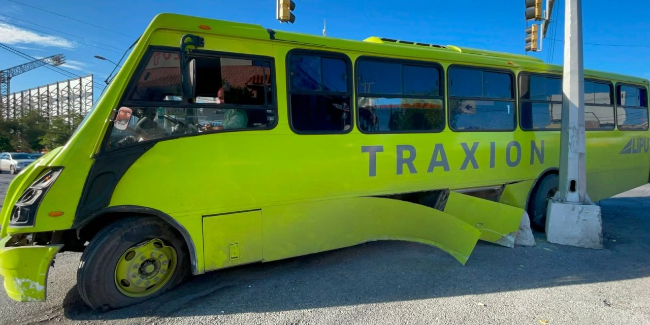 Transporte de personal no midió las dimensiones y chocó conra la base de un puente al norte de Saltillo